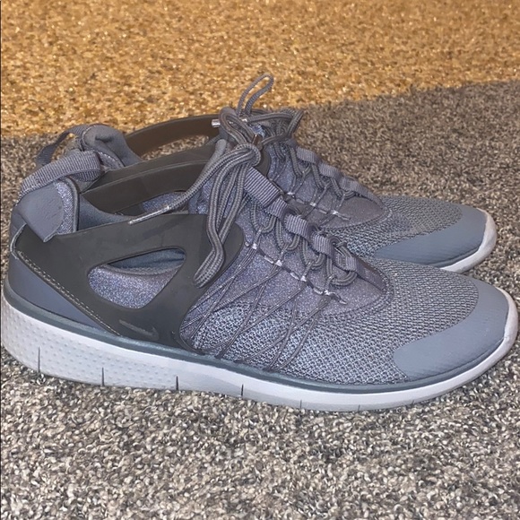 Nike Tennis Shoes - Picture 1 of 8